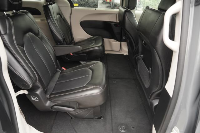 Used 2023 Chrysler Pacifica Touring-L FWD image 17
