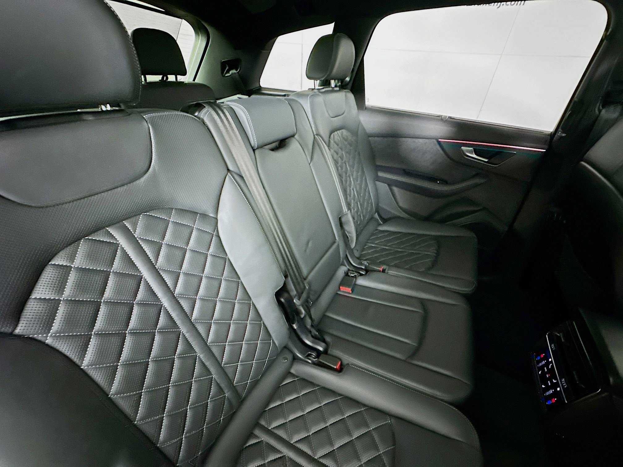 Used 2025 Audi SQ7 Premium Plus w/ Executive Package image 28