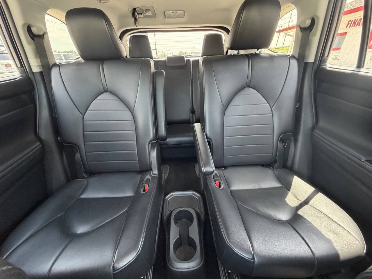 Used 2021 Toyota Highlander XLE AWD/4WD image 27