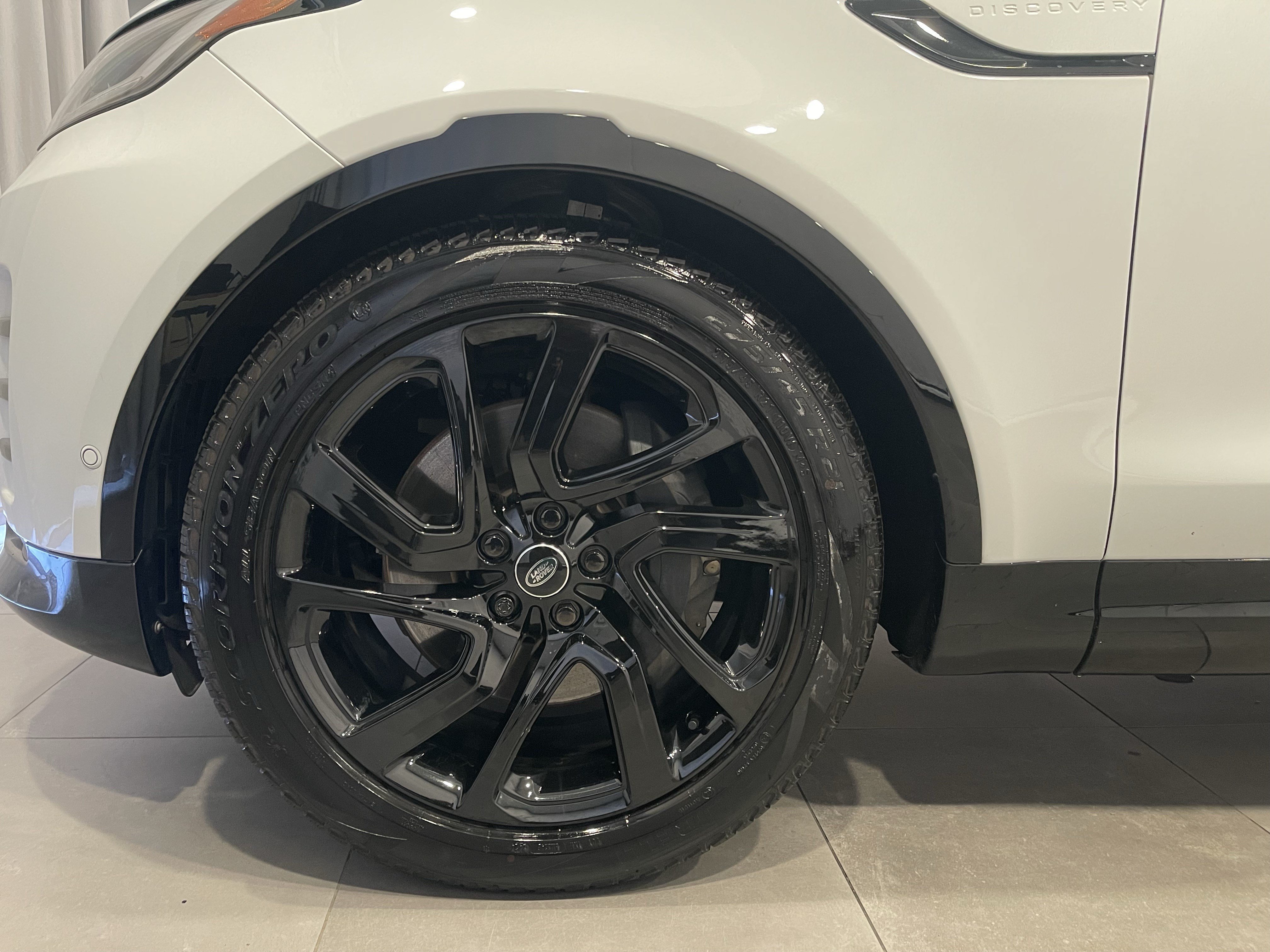 Used 2025 Land Rover Discovery Dynamic SE AWD/4WD image 7