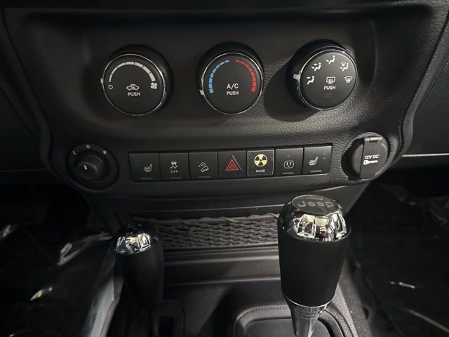 Used 2016 Jeep Wrangler Unlimited Rubicon image 16