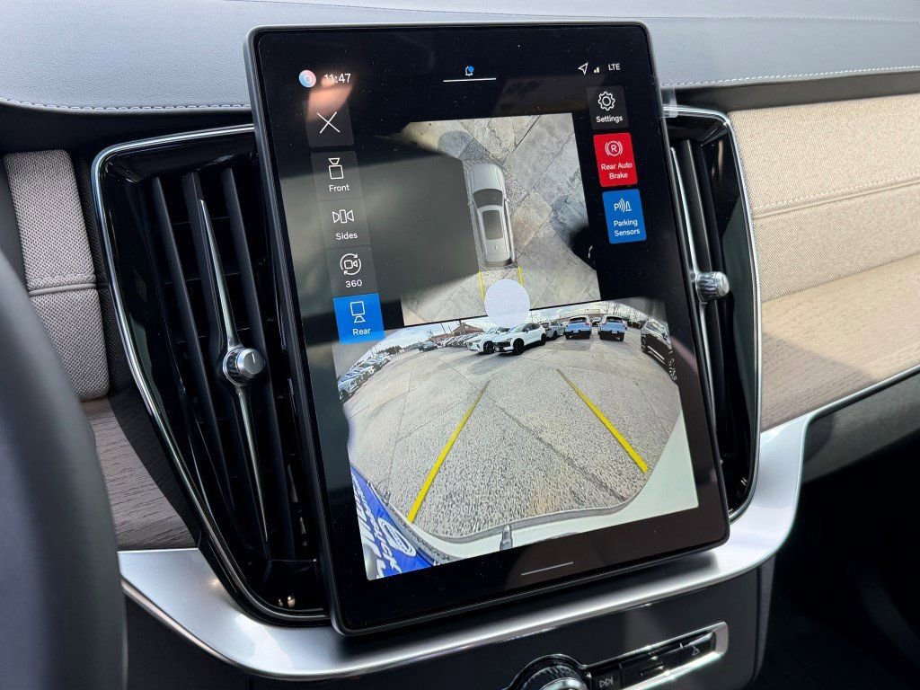 New 2026 Volvo XC90 B6 Plus w/ Protection Package Premier image 23