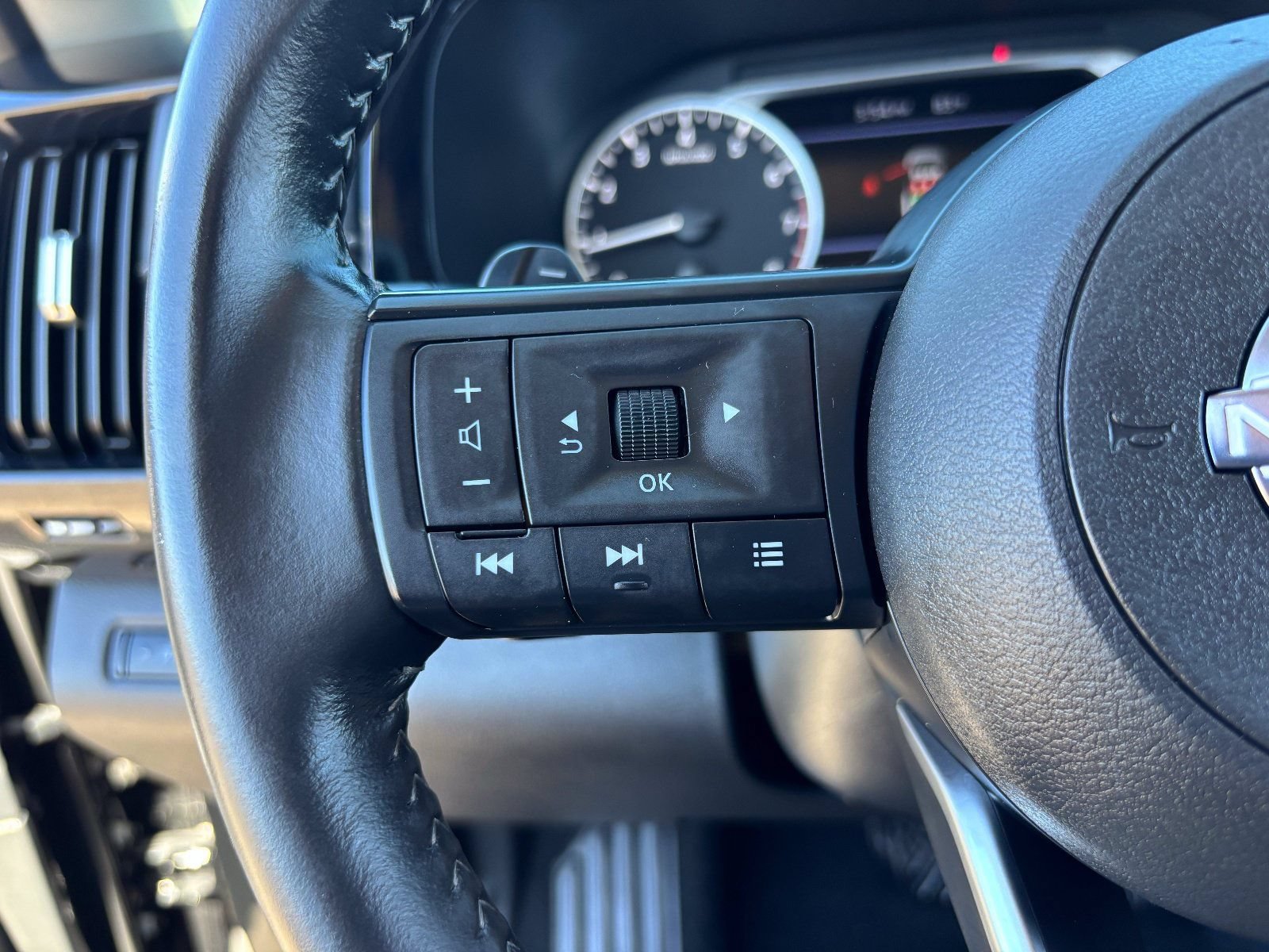 Certified 2025 Nissan Pathfinder SV FWD image 29