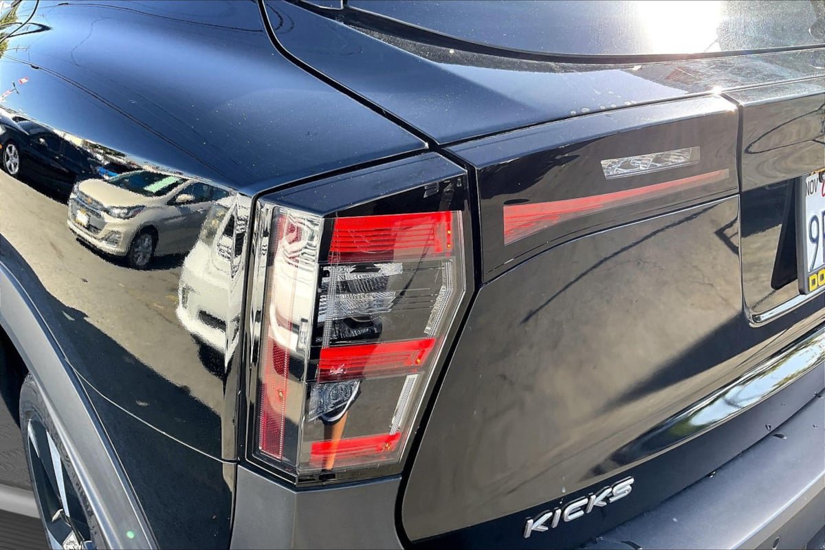 Used 2025 Nissan Kicks SR FWD image 30