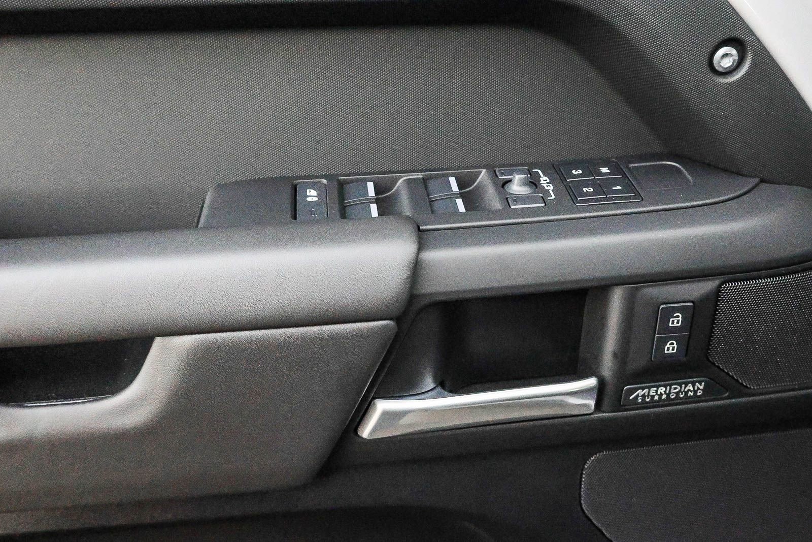 New 2026 Land Rover Defender 130 X-Dynamic SE image 31