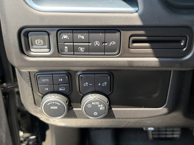 Used 2022 Chevrolet Suburban RST w/ Sport Performance Package AWD/4WD image 21