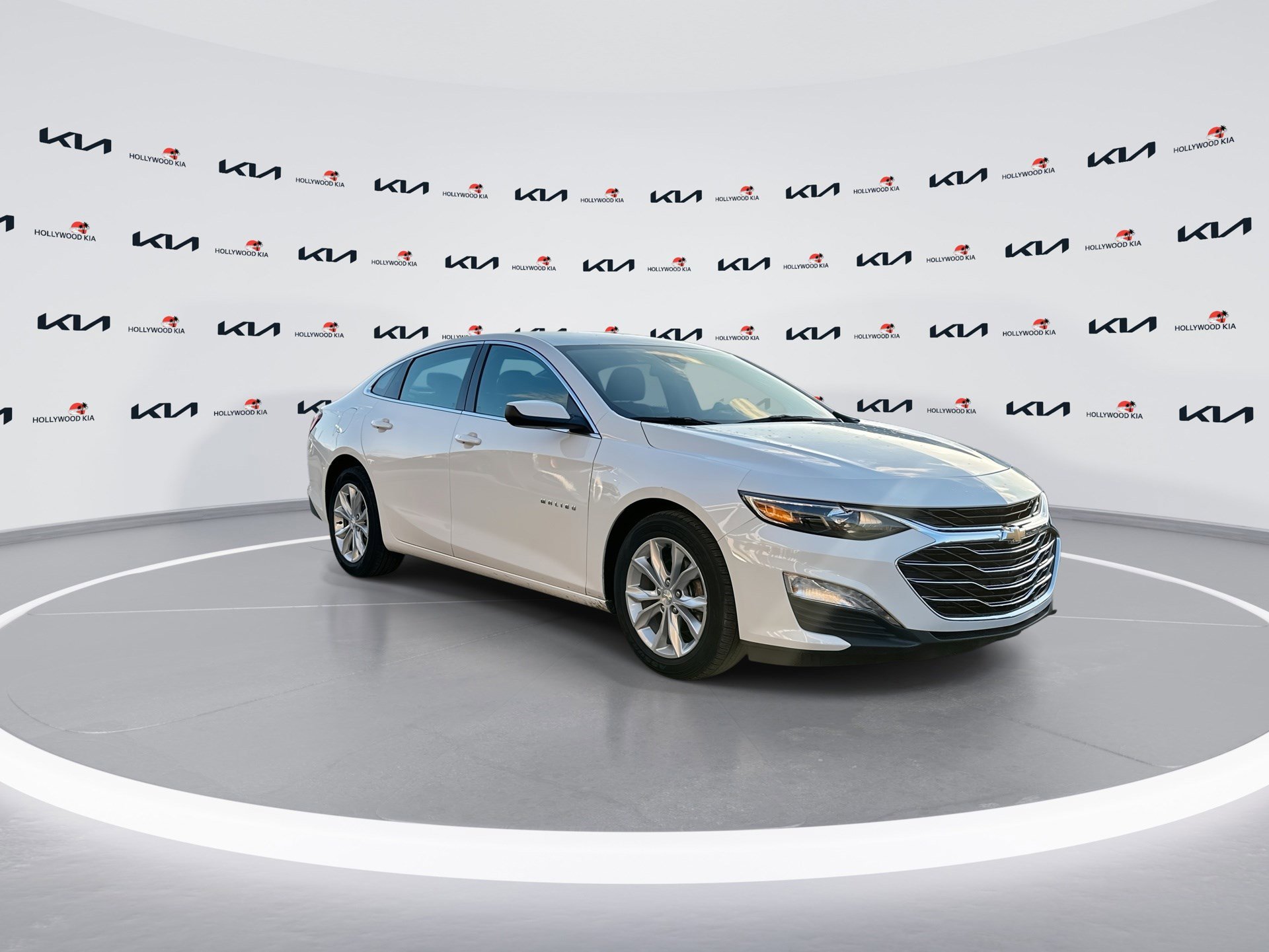 Used 2025 Chevrolet Malibu LT image 2