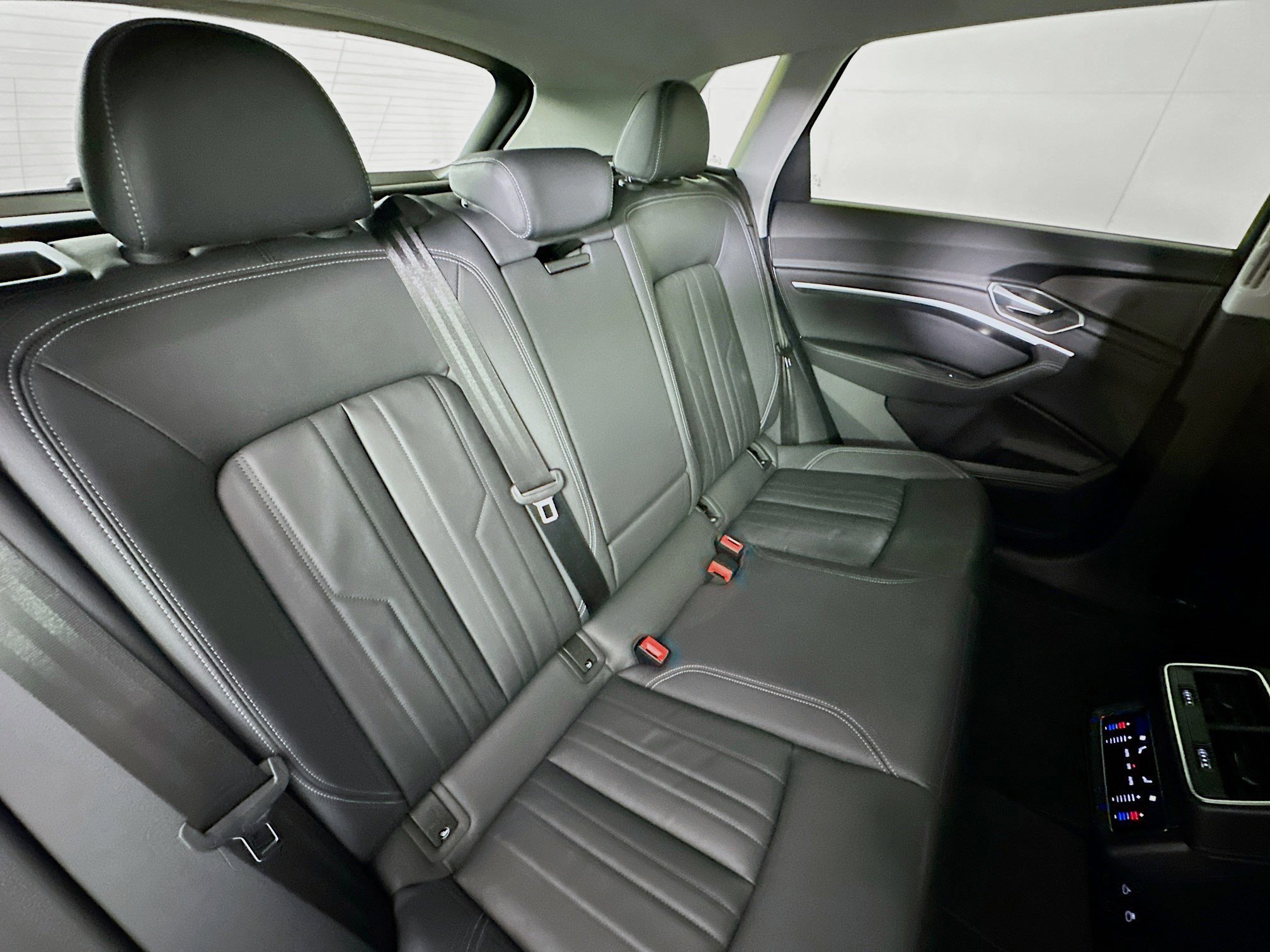 Used 2022 Audi e-tron Premium w/ Convenience Plus Package image 28