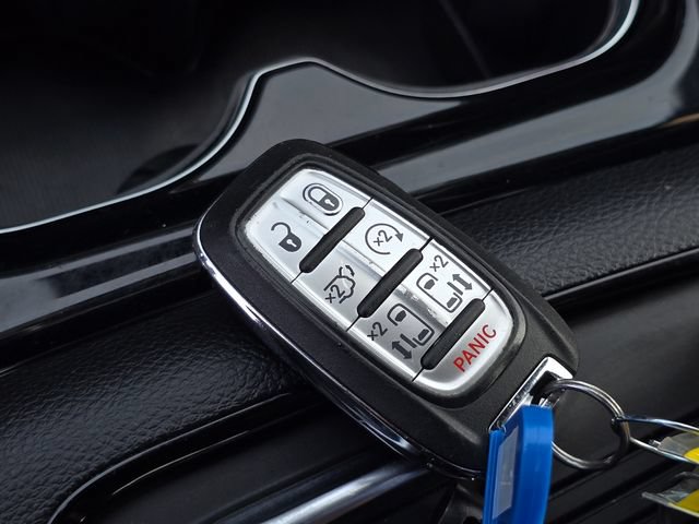 Used 2025 Chrysler Pacifica Limited FWD image 22