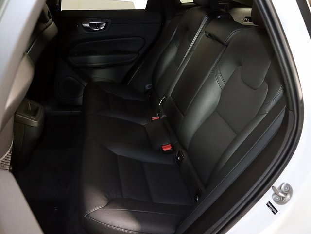 Used 2025 Volvo XC60 B5 Plus image 13
