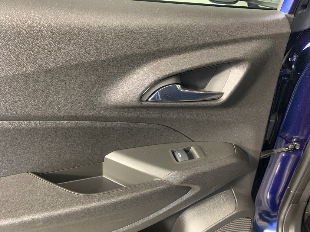 Used 2024 Chevrolet Trax LT w/ Sunroof Package image 32