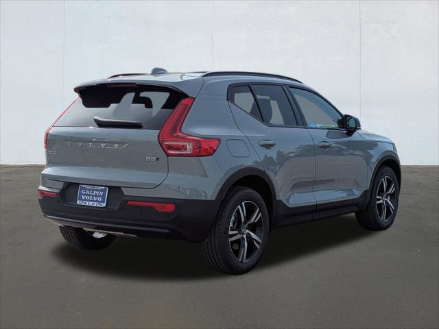 New 2026 Volvo XC40 B5 Core w/ Climate Package image 2