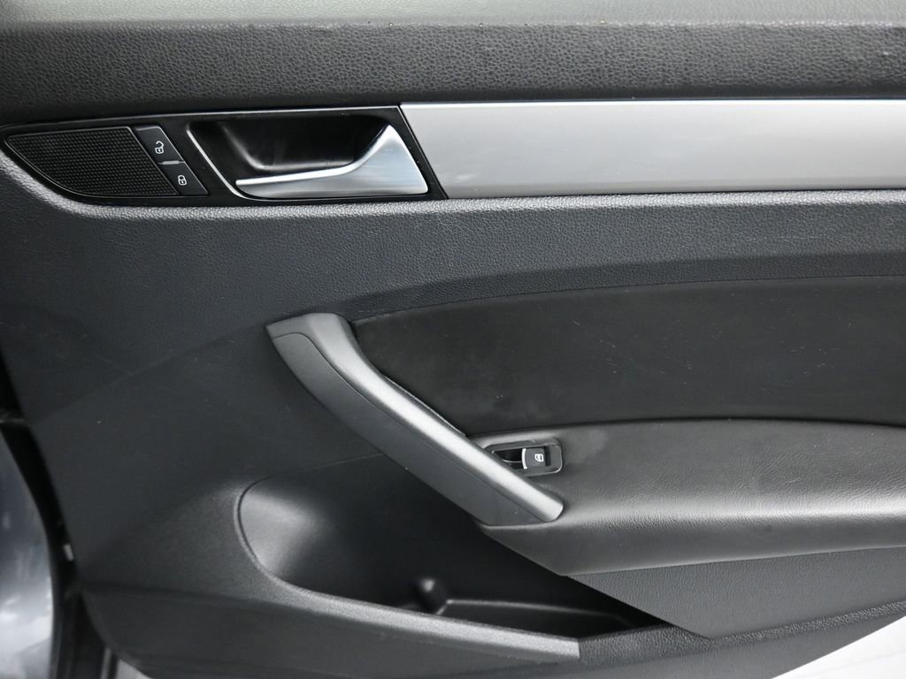 Used 2014 Volkswagen Passat 1.8T Wolfsburg Edition image 32