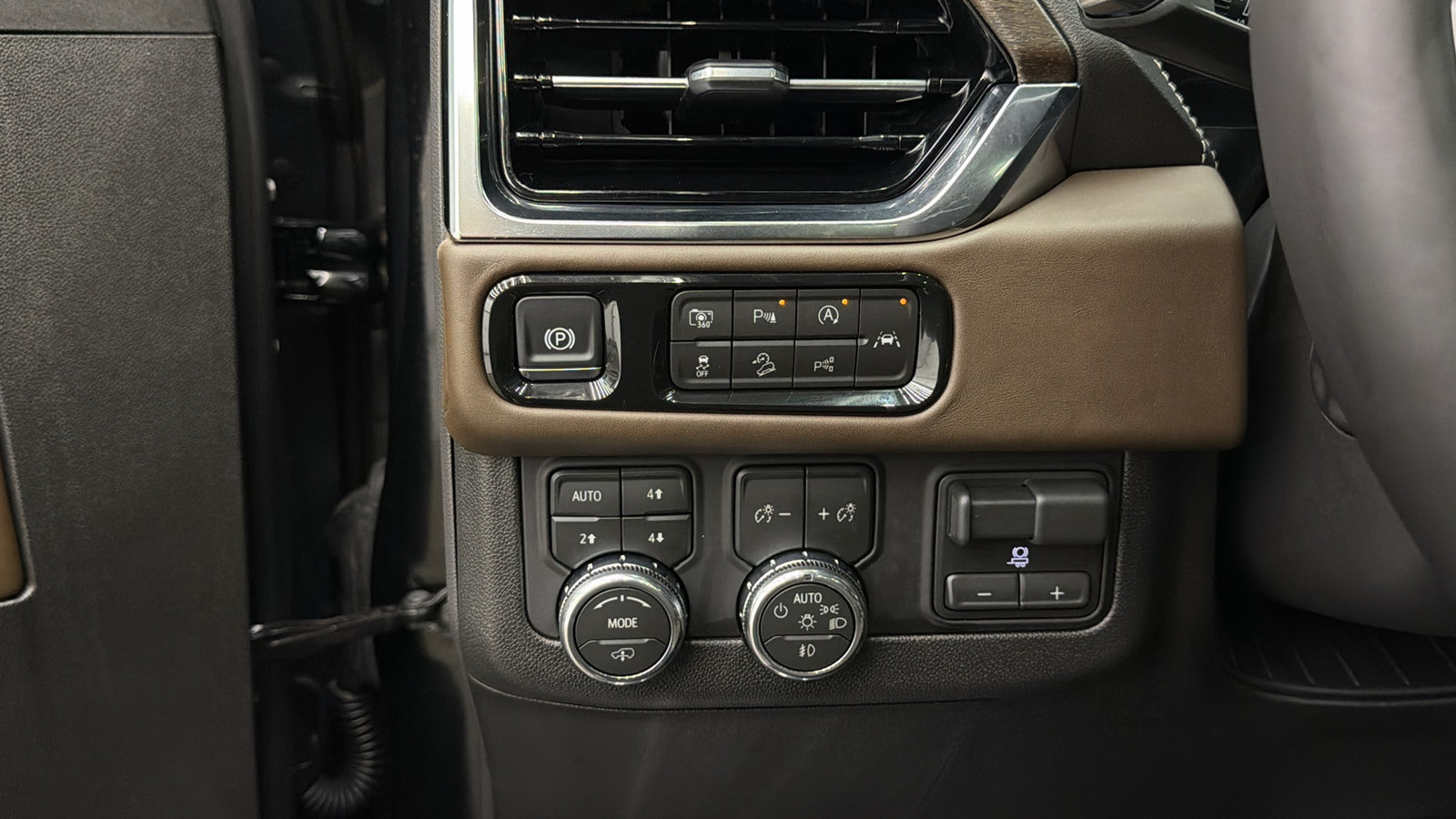 Used 2026 GMC Yukon Denali Ultimate w/ LPO, Floor Liner Package AWD/4WD image 27