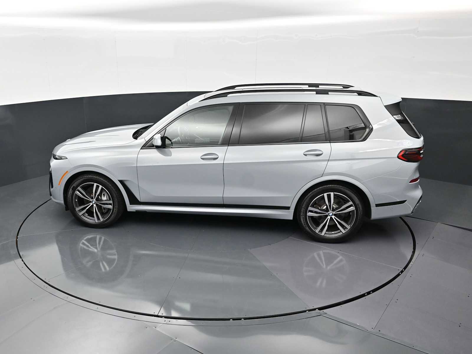 Used 2026 BMW X7 xDrive40i w/ Executive Package image 23