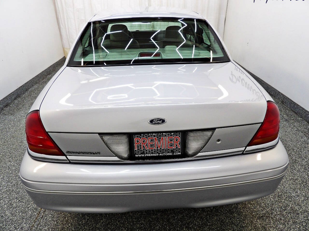 Used 2003 Ford Crown Victoria LX RWD image 5