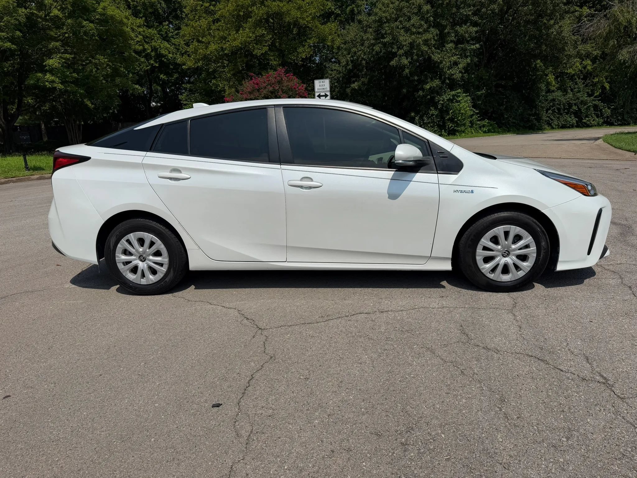 Used 2021 Toyota Prius L Eco FWD image 4