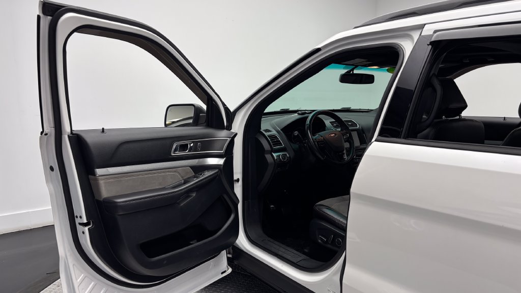 Used 2017 Ford Explorer XLT w/ Equipment Group 202A AWD/4WD image 17