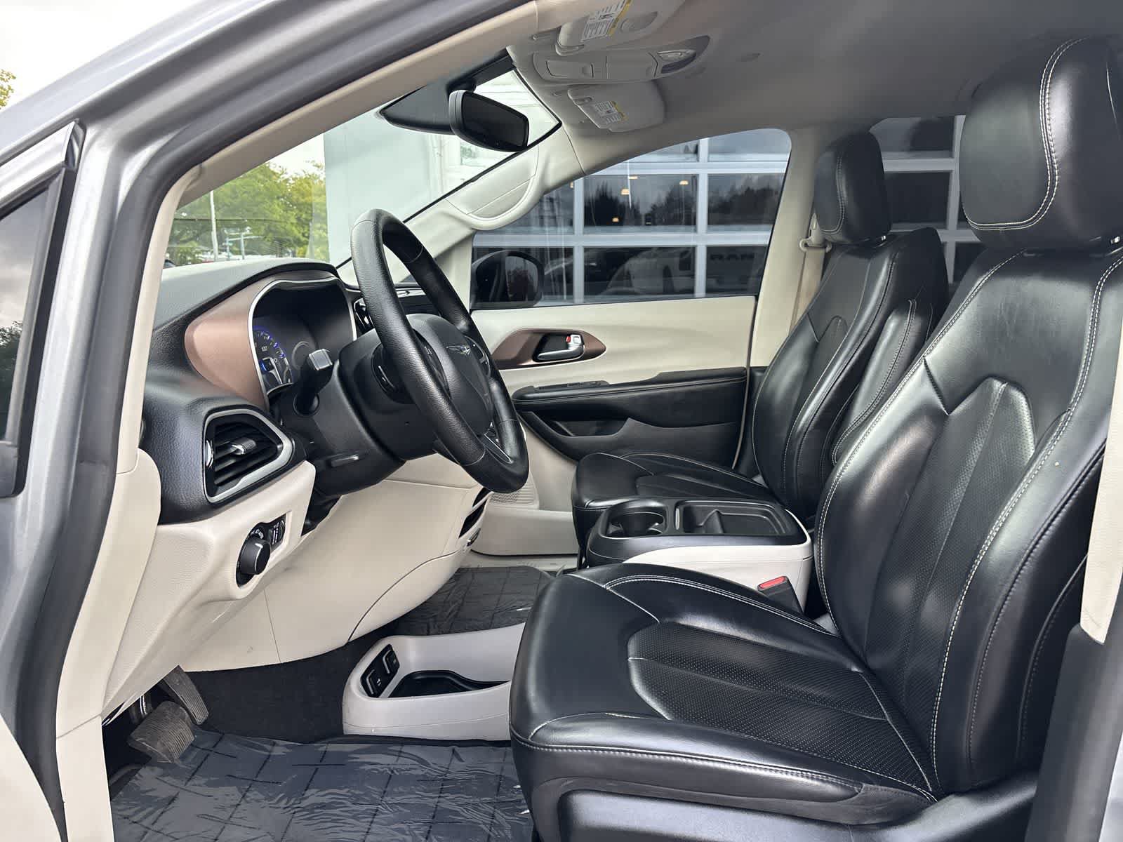 Certified 2020 Chrysler Voyager Lxi FWD image 8