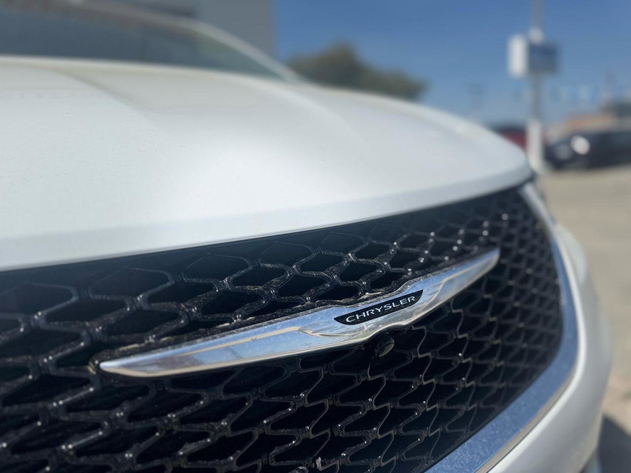 Used 2023 Chrysler Pacifica Touring-L image 11