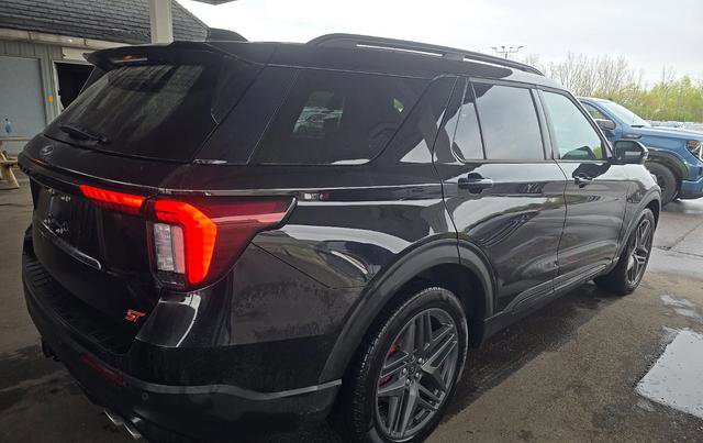 Used 2025 Ford Explorer ST AWD/4WD image 3