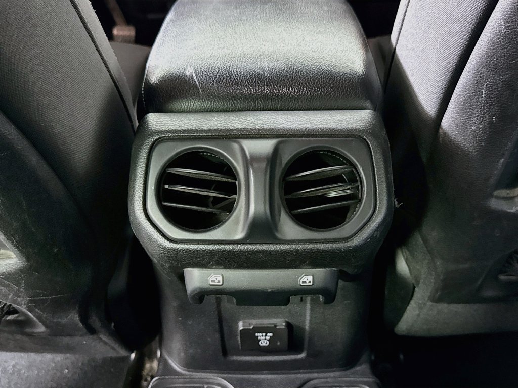 Used 2018 Jeep Wrangler Unlimited Rubicon w/ LED Lighting Group AWD/4WD image 24