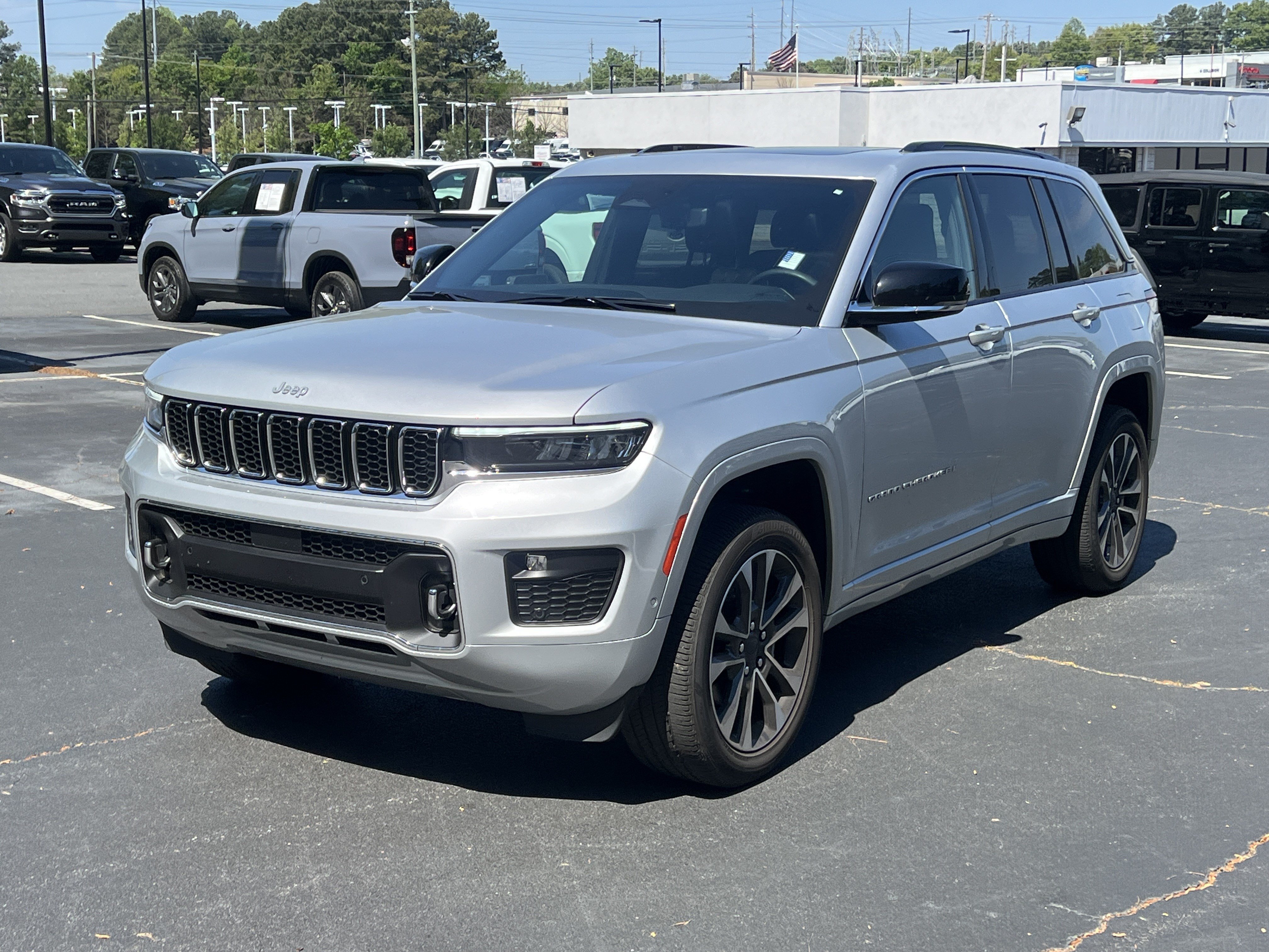 Used 2024 Jeep Grand Cherokee Overland w/ Luxury Tech Group IV AWD/4WD image 3