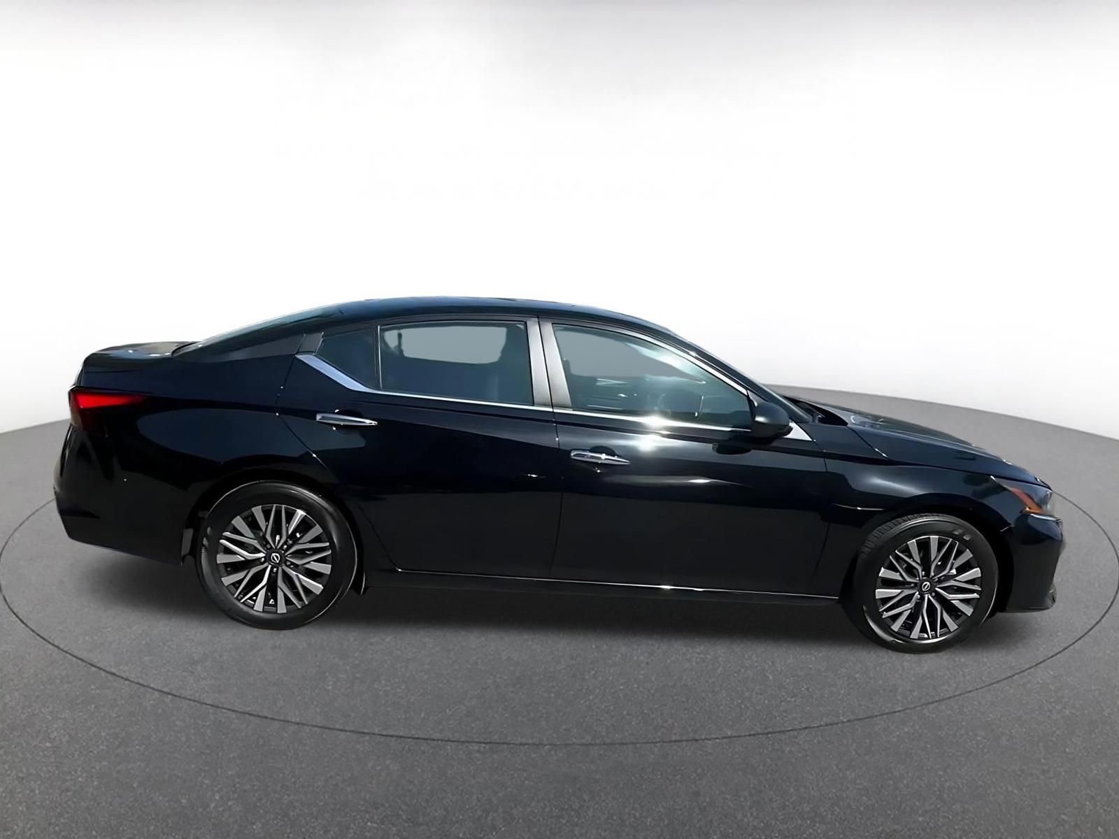 Used 2025 Nissan Altima 2.5 SV FWD image 9