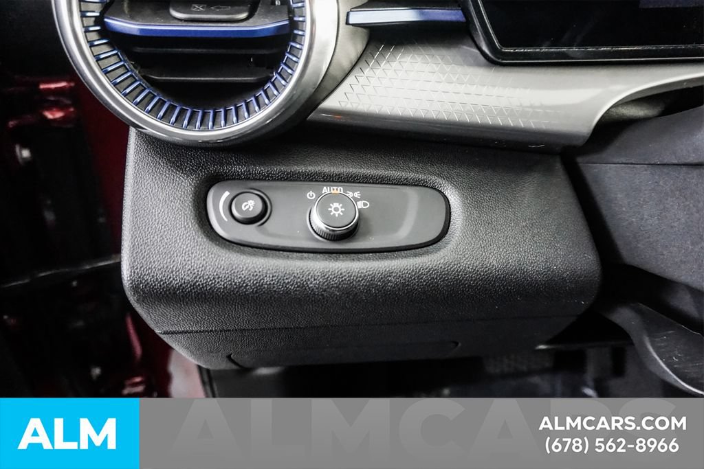 Used 2025 Chevrolet Trax LT FWD image 31