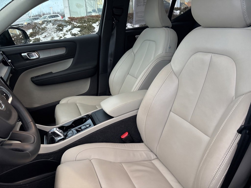 Certified 2023 Volvo XC40 B5 Plus w/ Protection Package Premier image 17