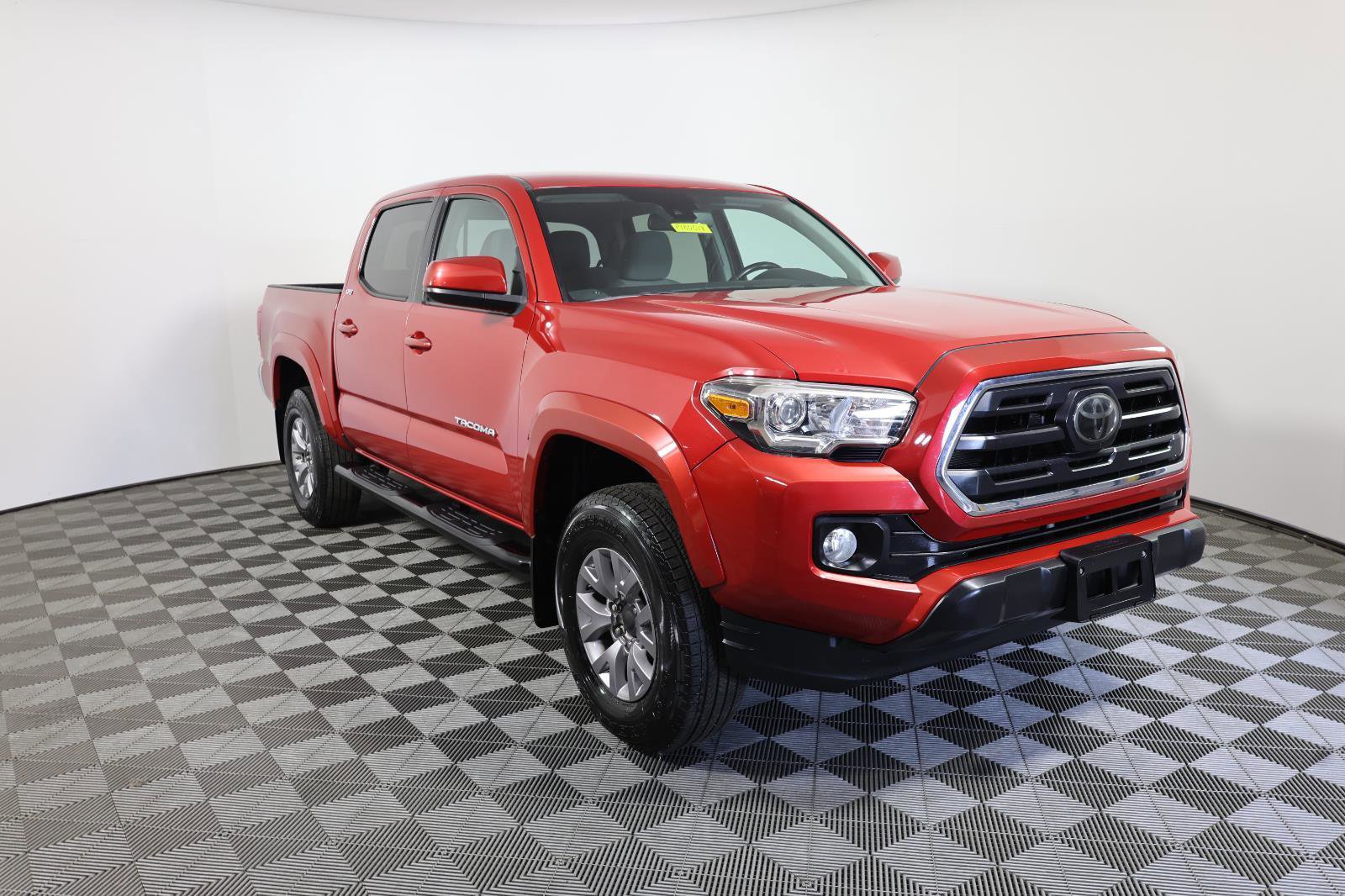 Used 2018 Toyota Tacoma SR5 AWD/4WD image 3