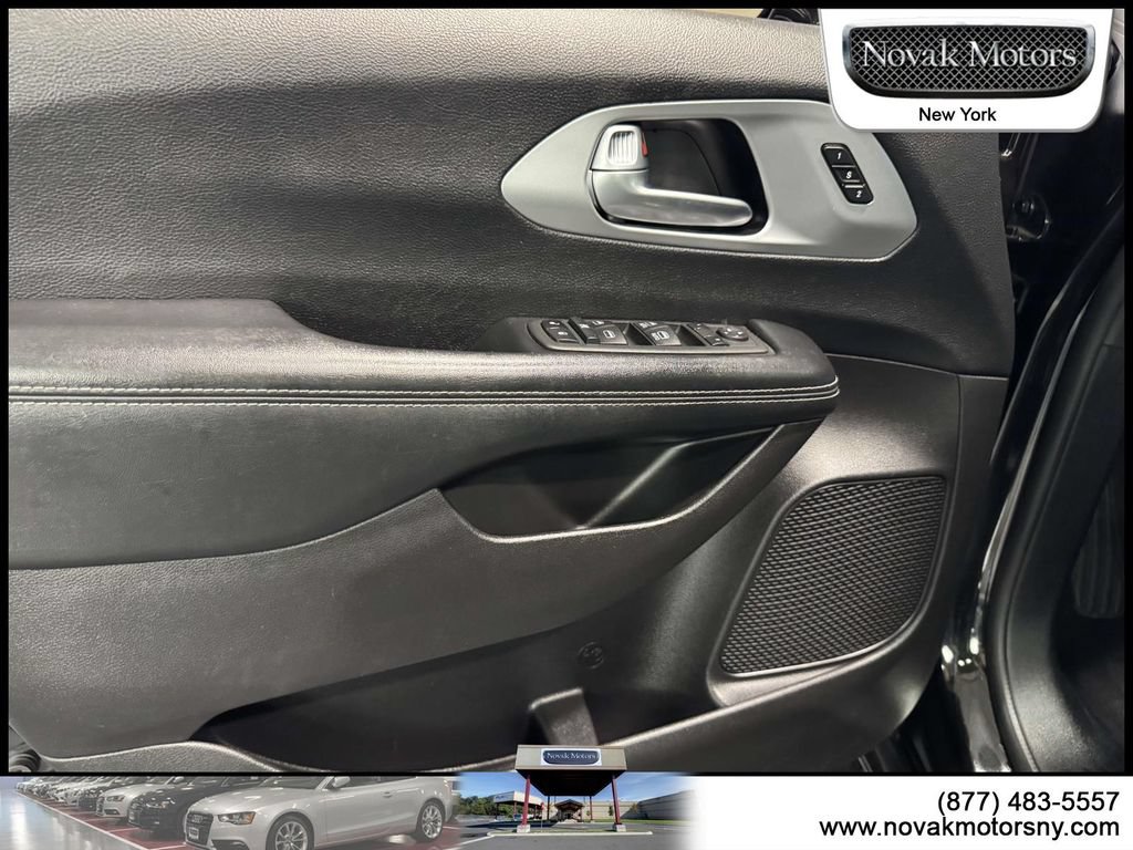 Used 2021 Chrysler Pacifica Touring-L w/ S Appearance Package AWD/4WD image 18