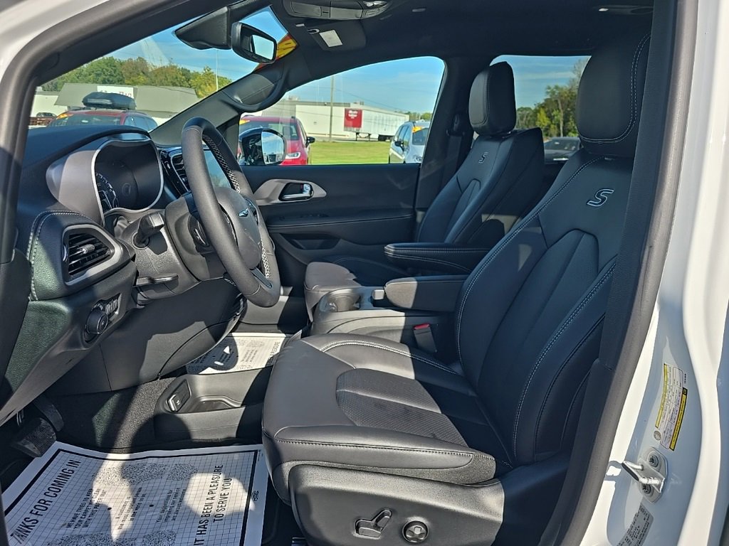 New 2026 Chrysler Pacifica Select image 13
