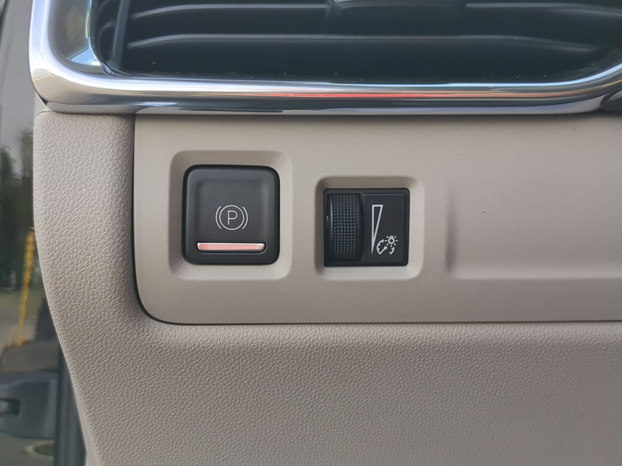 Certified 2023 Cadillac XT4 Luxury w/ Cold Weather Package FWD image 15
