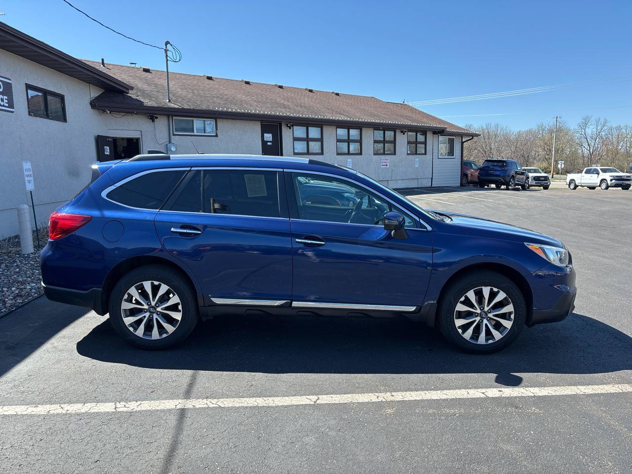 Used 2017 Subaru Outback 2.5i Touring AWD/4WD image 2