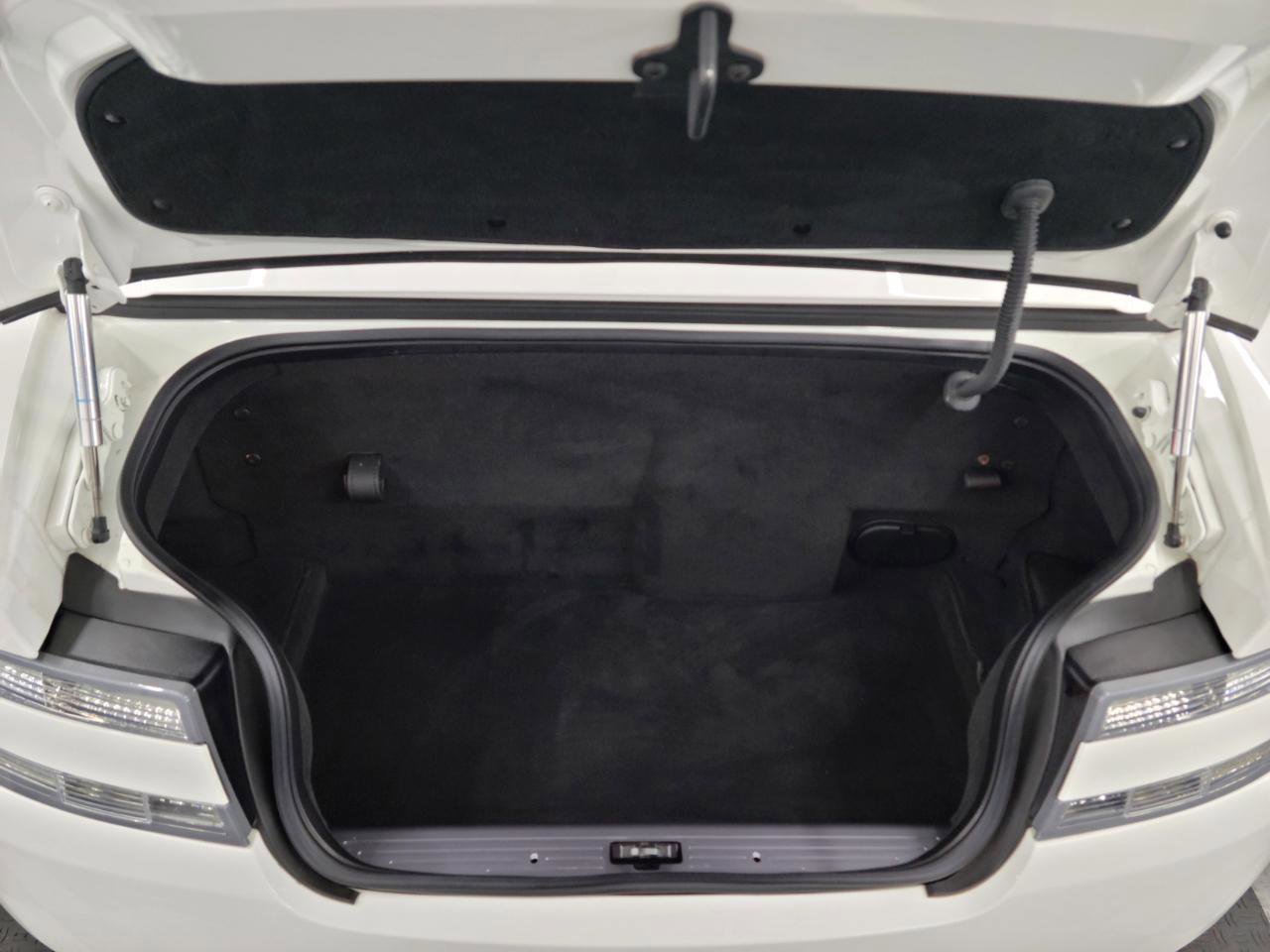 Used 2014 Aston Martin DB9 Volante RWD image 18