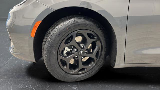Used 2023 Chrysler Pacifica Touring-L w/ S Appearance Package FWD image 35