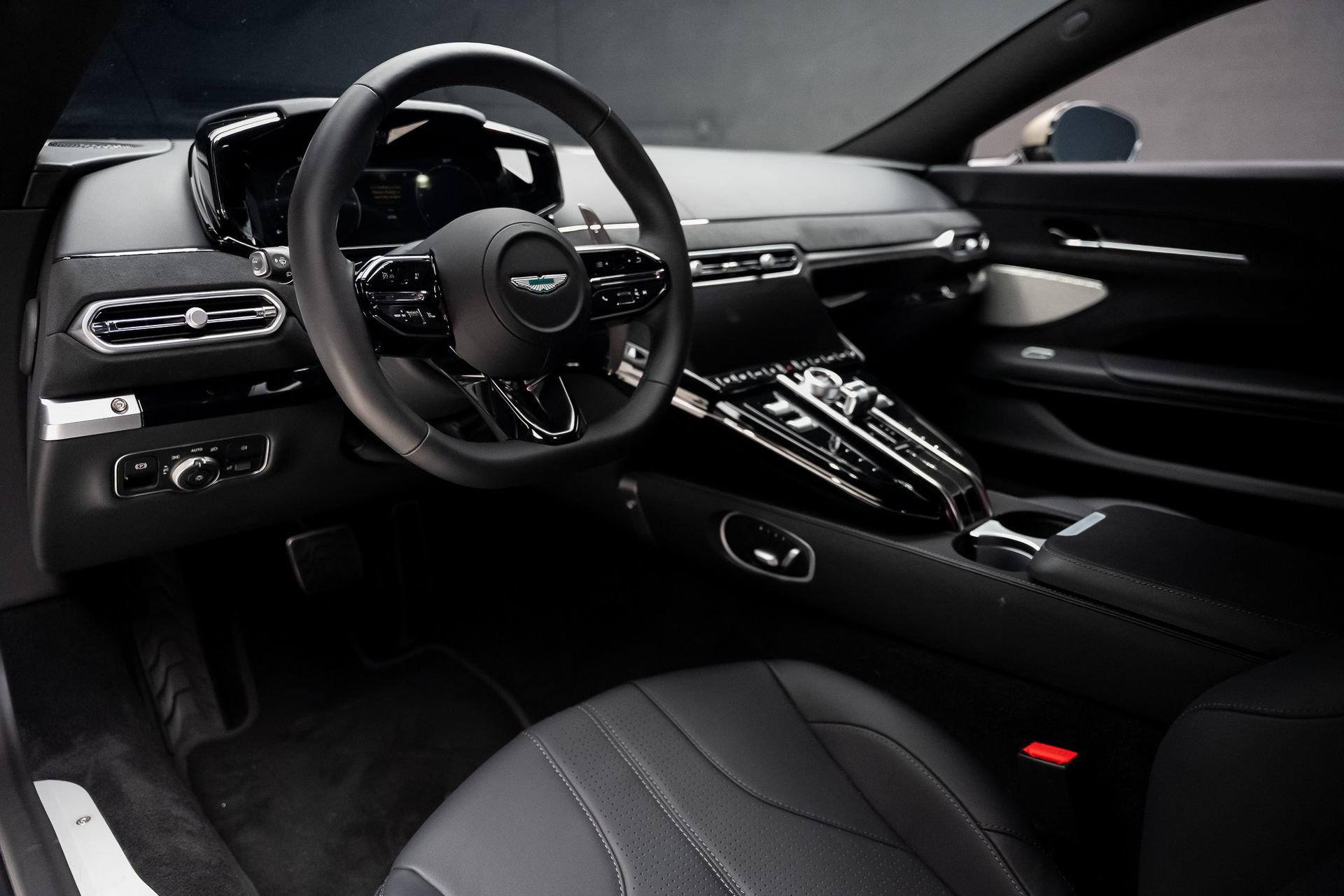 Used 2025 Aston Martin V8 Vantage Coupe RWD image 2