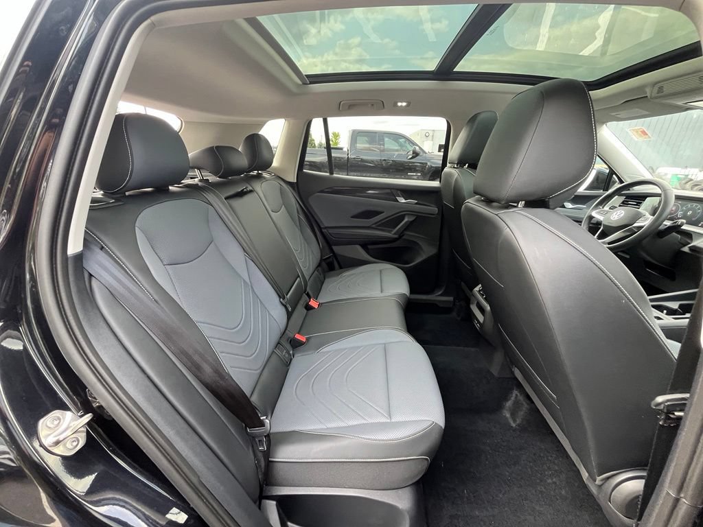 Certified 2025 Volkswagen Tiguan SE w/ Panoramic Sunroof Package AWD/4WD image 27