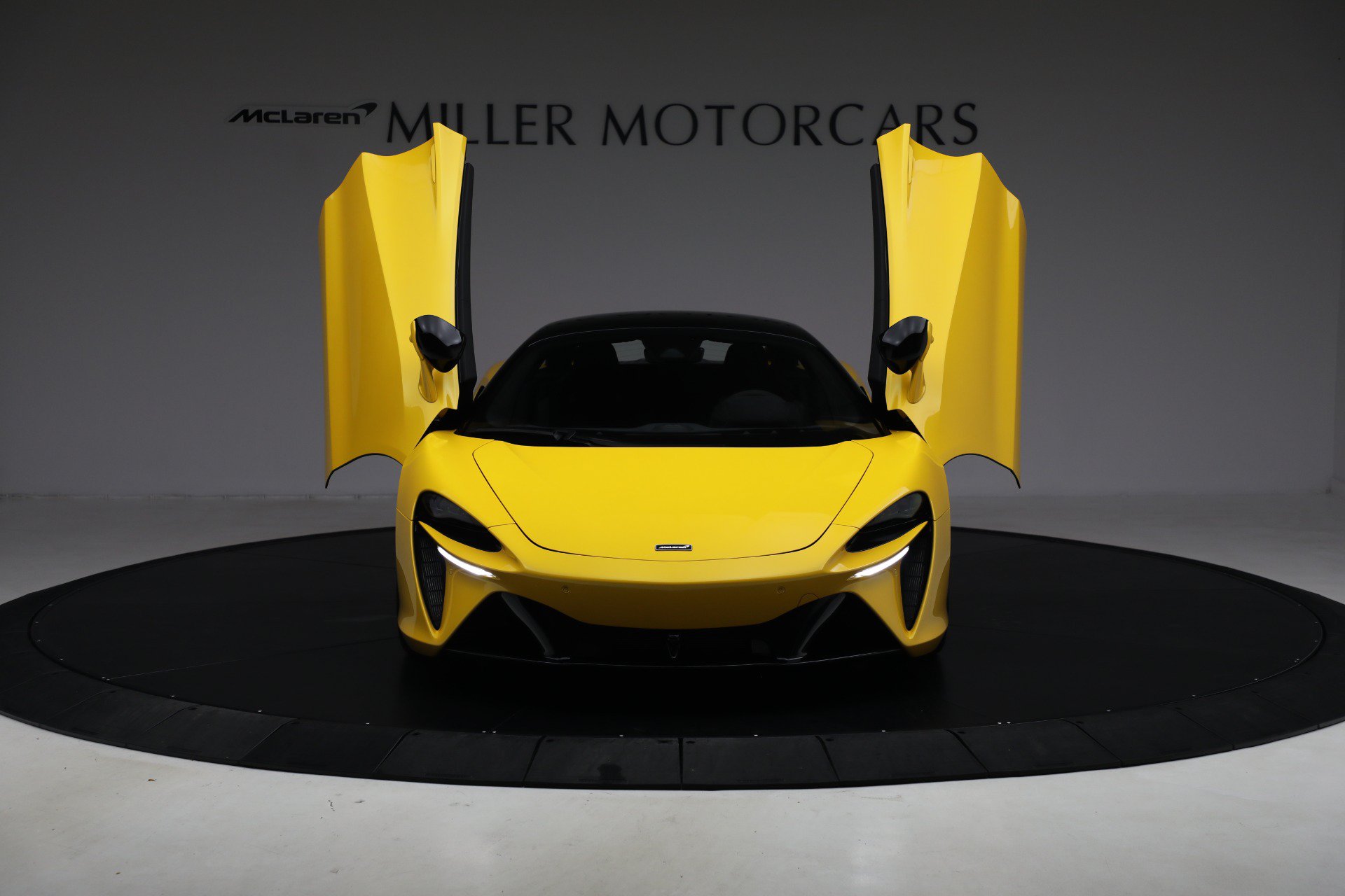 Used 2024 McLaren Artura RWD image 13