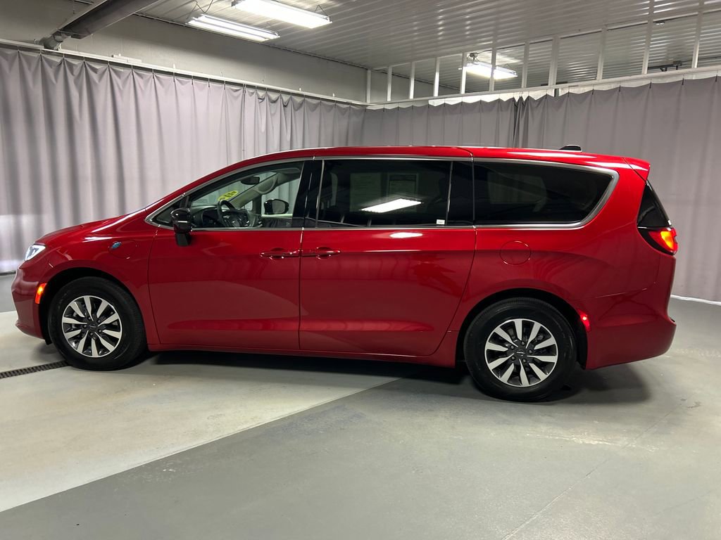 Used 2024 Chrysler Pacifica Select image 4