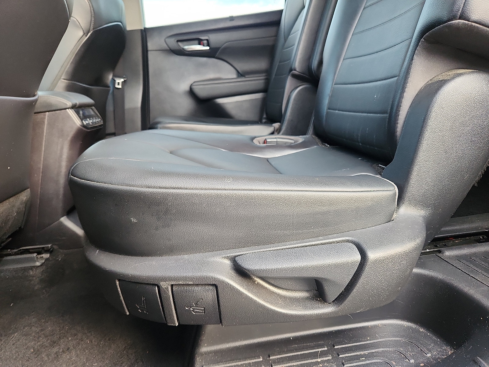 Used 2021 Toyota Highlander XLE AWD/4WD image 26