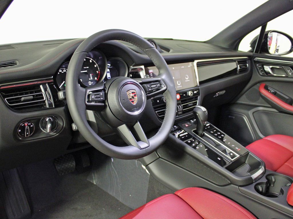 Certified 2025 Porsche Macan image 4