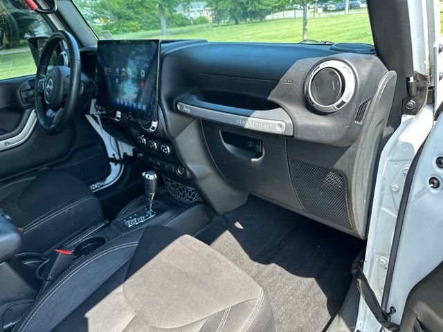 Used 2015 Jeep Wrangler Unlimited Rubicon AWD/4WD image 24