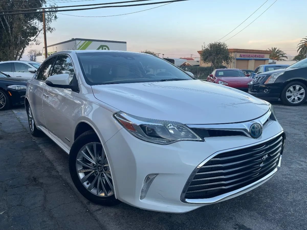 Used 2018 Toyota Avalon Limited FWD image 3