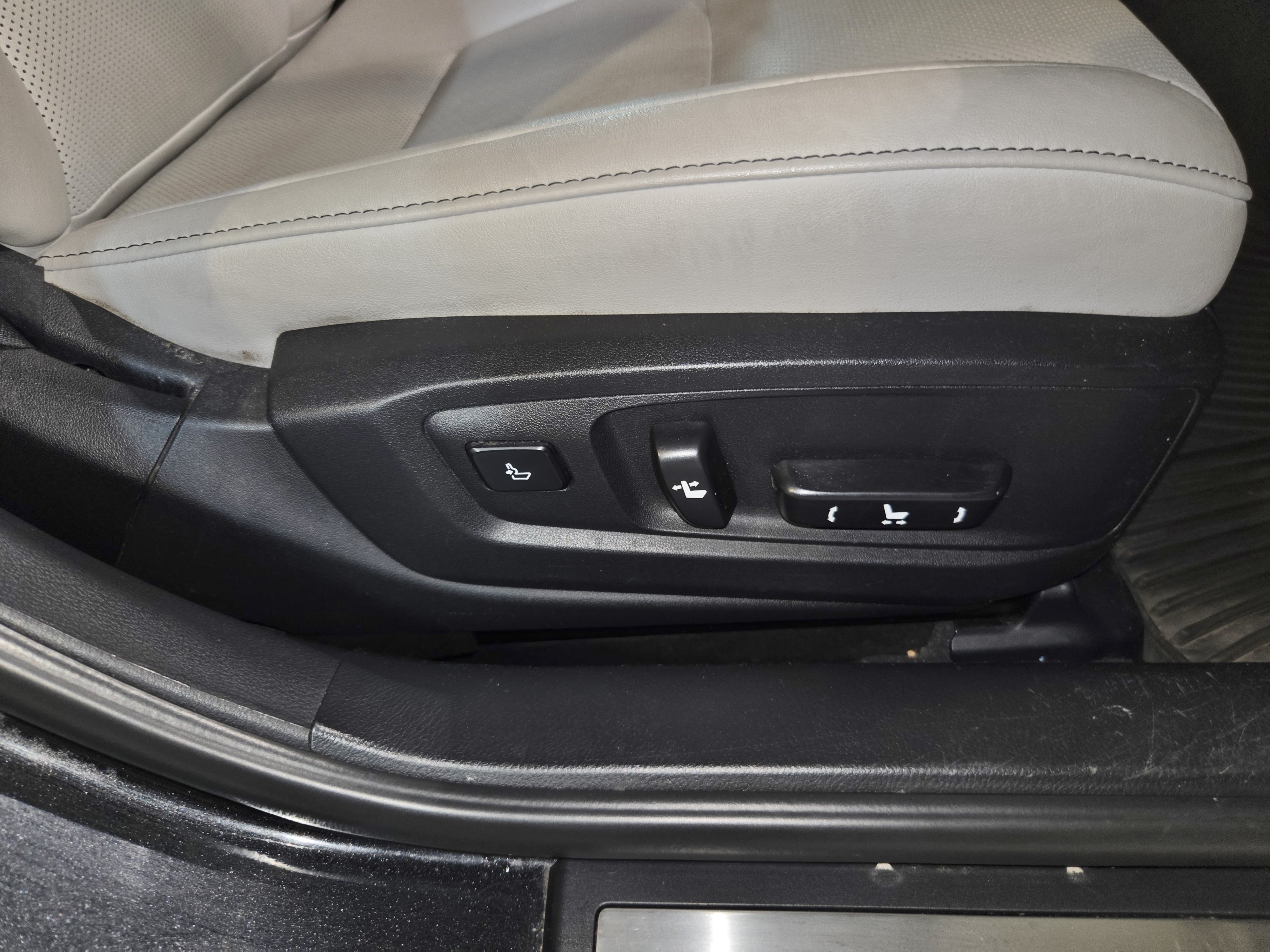 Used 2016 Lexus ES 350 w/ Premium Package w/Wood Trim FWD image 31