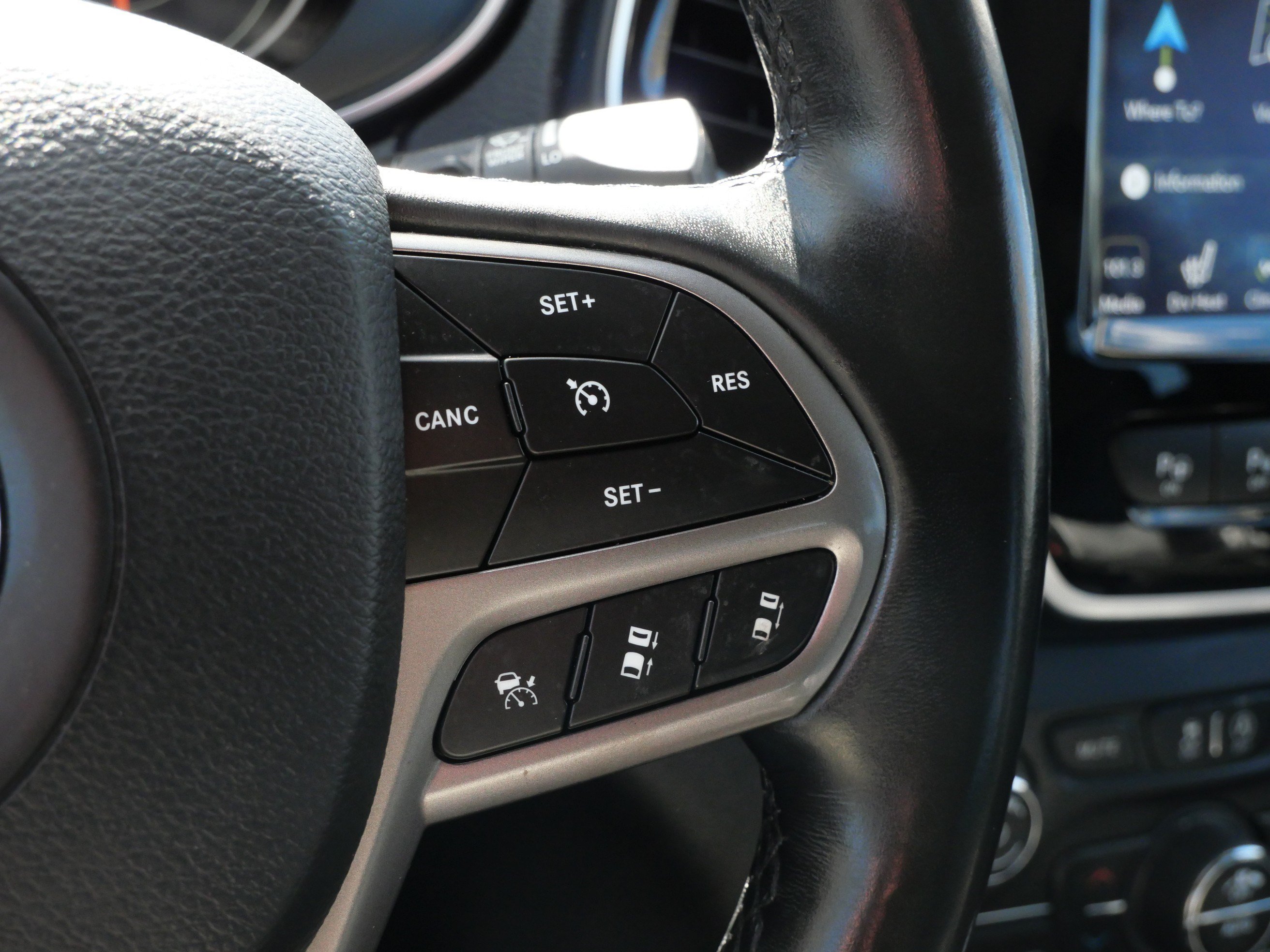 Used 2019 Jeep Cherokee Limited w/ Luxury Group AWD/4WD image 25
