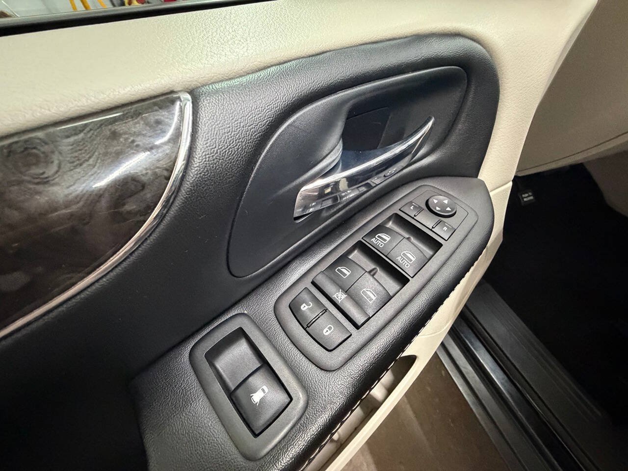 Used 2015 Chrysler Town & Country Touring FWD image 12