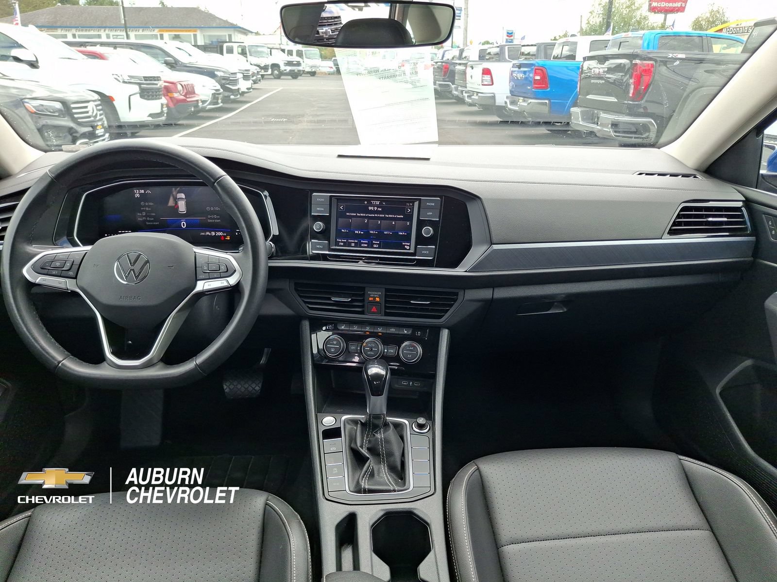 Used 2024 Volkswagen Jetta SE FWD image 9