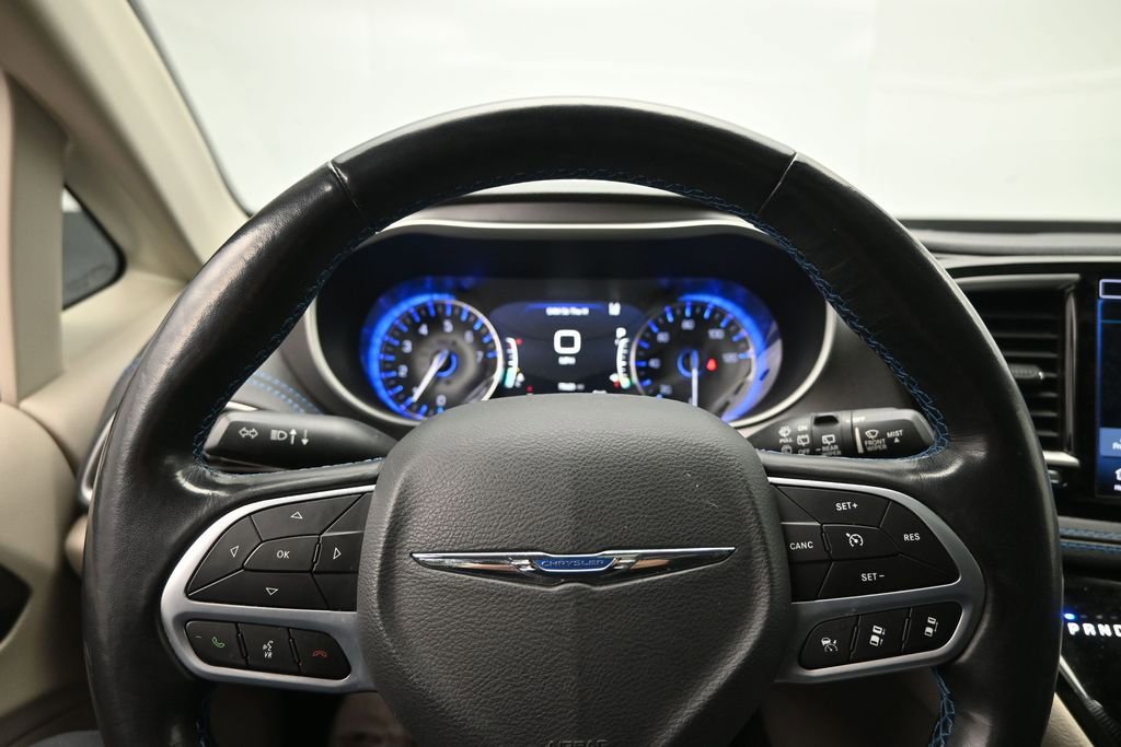 Used 2021 Chrysler Pacifica Touring-L w/ Uconnect Theater Family Group FWD image 13